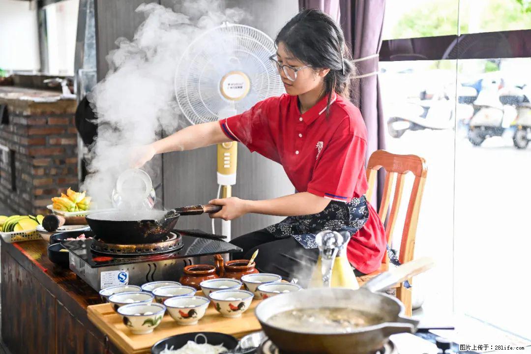 全网追的“扁担女孩”，找了一份暑假工，时薪12元 - 达州生活资讯 - 达州28生活网 dazhou.28life.net